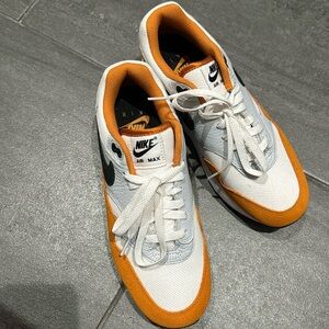 Excellent Nike Air Max 1 white orange sneakers. Size 9 Women’s/7.5 Men’s